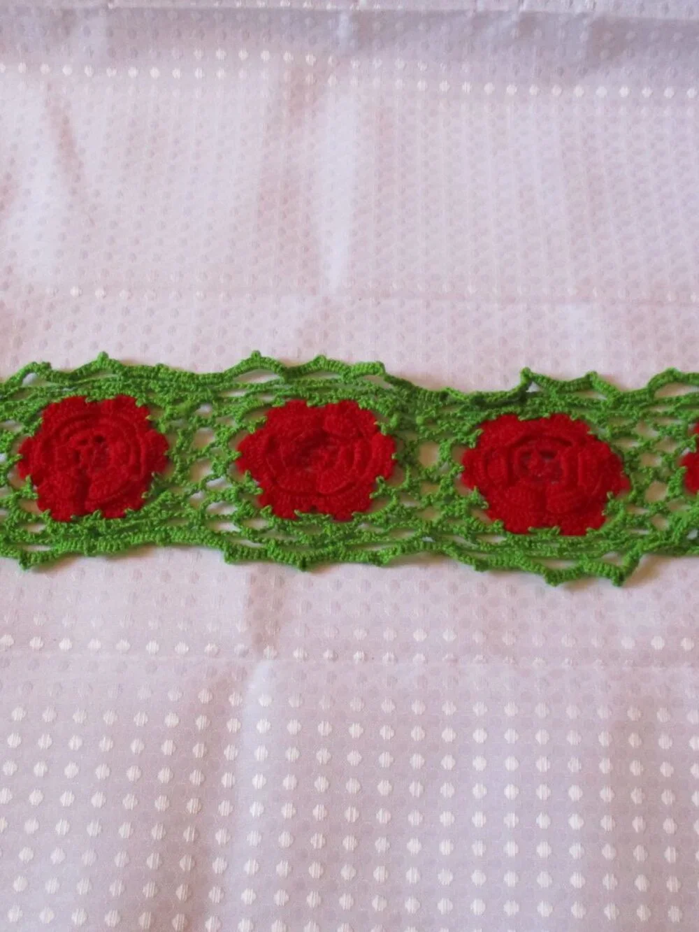 Vintage Red Flowers W/Green Encircling Hand Crochet End Table Runner 17
